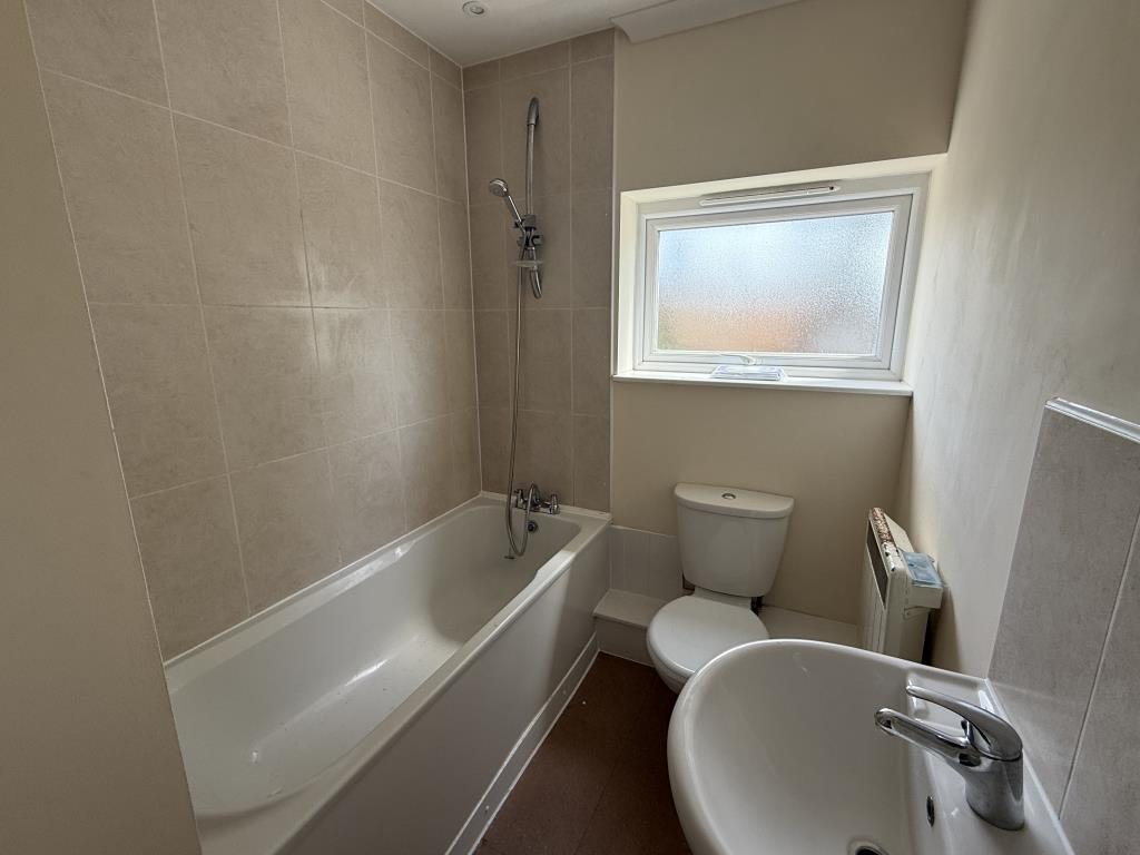 Lot: 30 - LARGE FREEHOLD RESIDENTIAL INVESTMENT ARRANGED AS SIX FLATS - Bathroom of Flat E